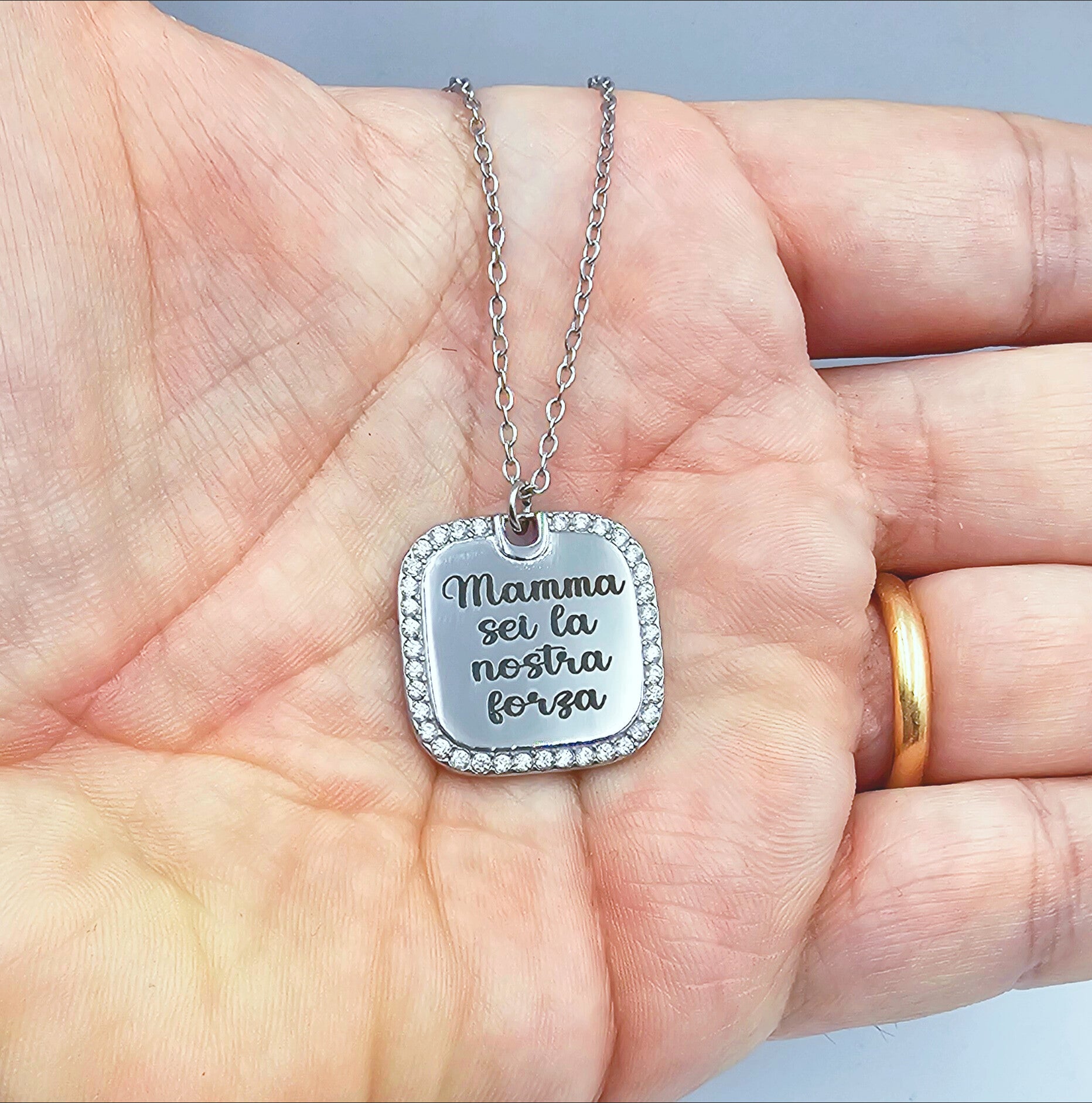 Collana con contorno strass