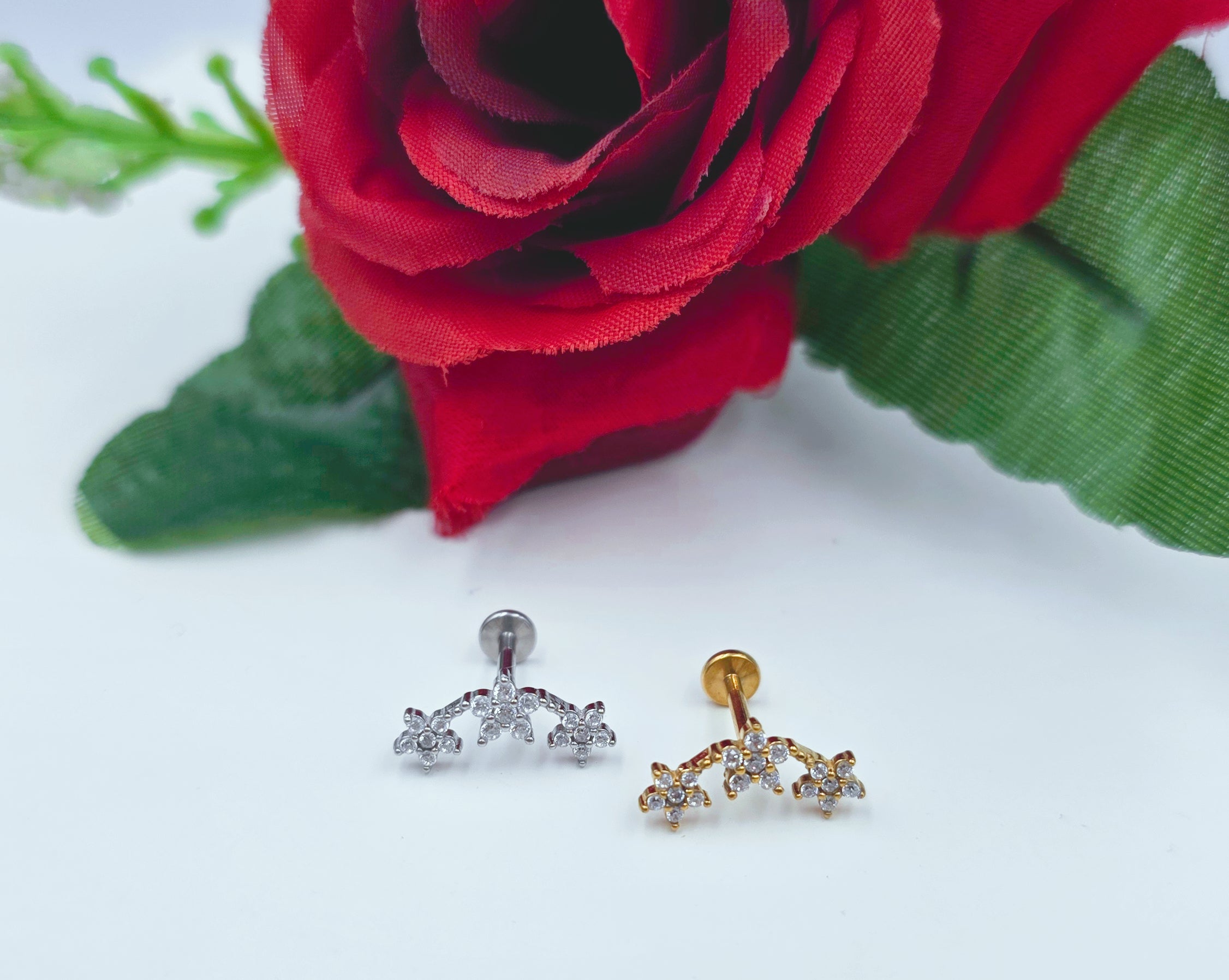 Orecchino piercing con tre Fiori