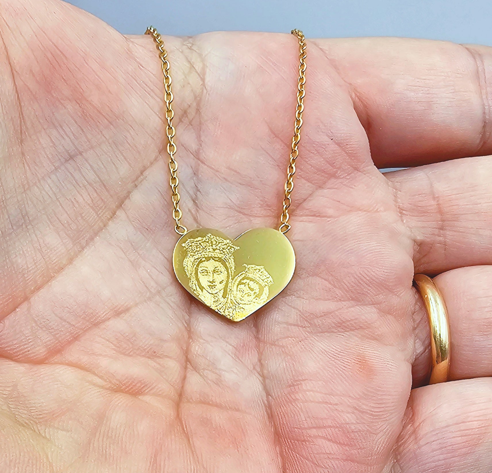 Collana con Madonna dell'Arco incisa
