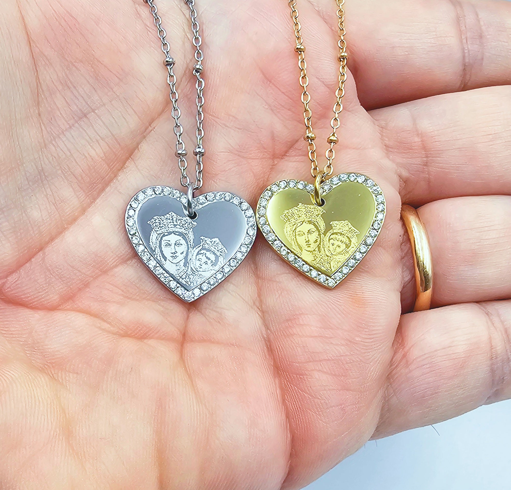 Collana con Madonna dell'Arco incisa