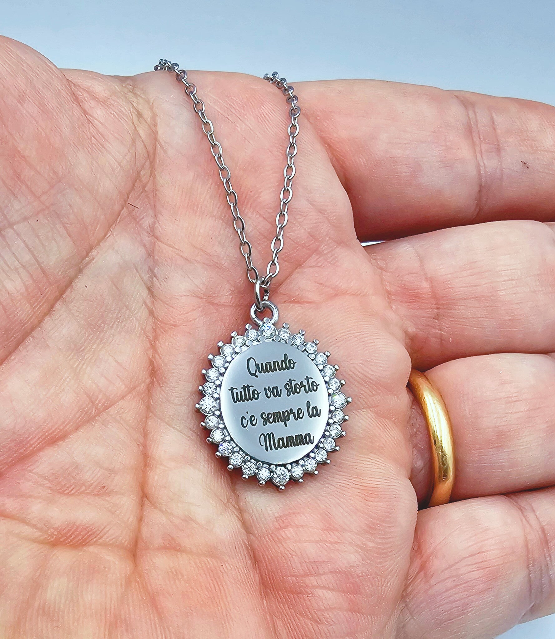 Collana con contorno strass