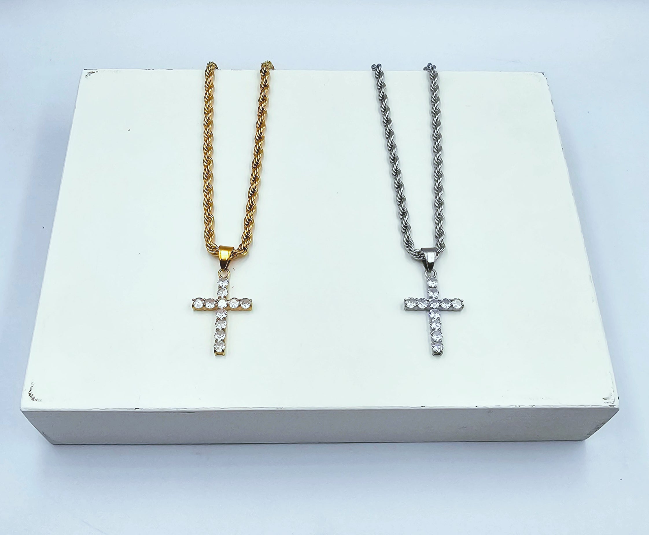 Collana con Croce con strass