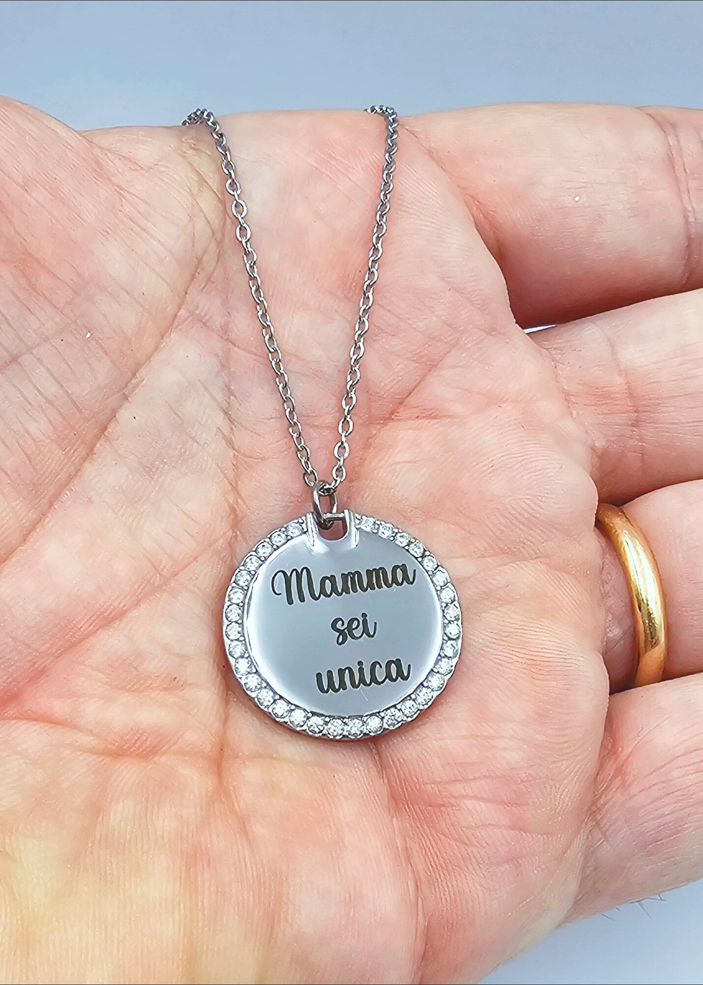 Collana con contorno strass